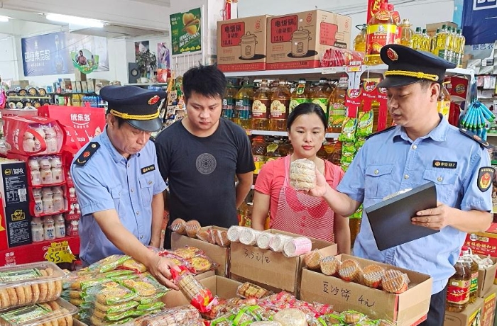 圖為10月3日該局執(zhí)法人員一鄉(xiāng)鎮(zhèn)食品店內(nèi)檢查節(jié)后食品。
