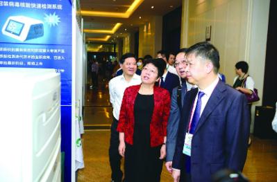 9月23日，浙江省副省長(zhǎng)陳奕君（左二），省市場(chǎng)監(jiān)管局黨委書(shū)記、局長(zhǎng)章根明（左一），省藥監(jiān)局黨組書(shū)記、局長(zhǎng)徐潤(rùn)龍（右一）參觀2020首屆藥品安全科學(xué)監(jiān)管與創(chuàng)新發(fā)展峰會(huì)外場(chǎng)展區(qū)。