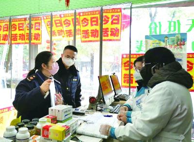 浙江省江山市市場(chǎng)監(jiān)管局執(zhí)法人員在藥店檢查。