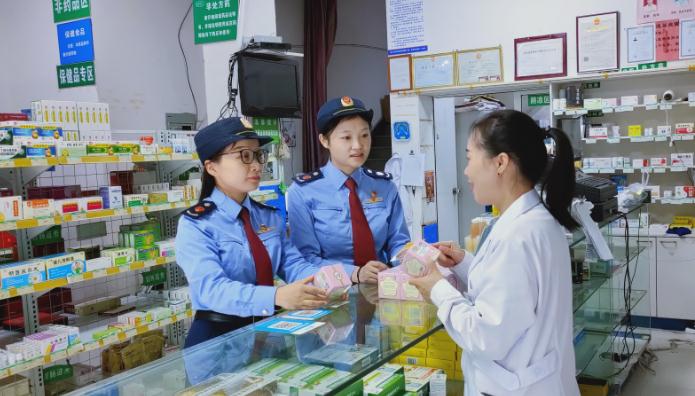 圖為該局執(zhí)法人員正在對(duì)一款滋補(bǔ)類藥品的外包裝標(biāo)識(shí)信息等進(jìn)行核對(duì)檢查。