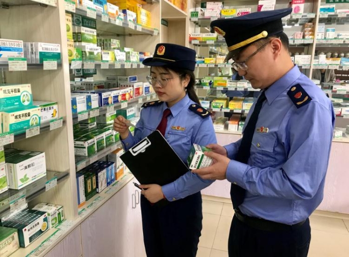 圖為該局執(zhí)法人員在一家藥店檢查藥品儲存條件是否達(dá)標(biāo)。