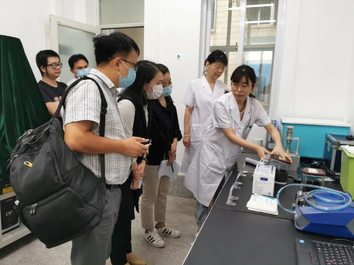 10月20日，海南省藥監(jiān)局開展海南省醫(yī)療器械消費(fèi)者科普系列活動，組織公眾和媒體代表走進(jìn)醫(yī)療器械生產(chǎn)經(jīng)營企業(yè)、檢測