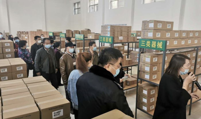 參觀者實(shí)地參觀寧夏津朔醫(yī)療用品有限公司庫(kù)房.jpg