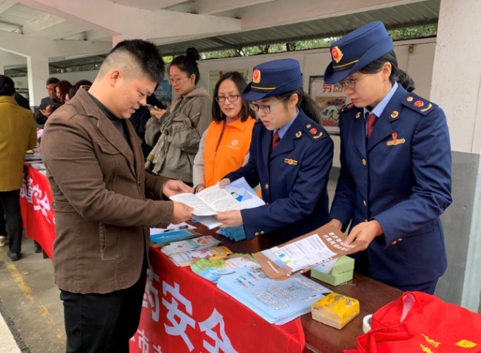 圖為該分局執(zhí)法人員在現(xiàn)場發(fā)放相關宣傳資料。