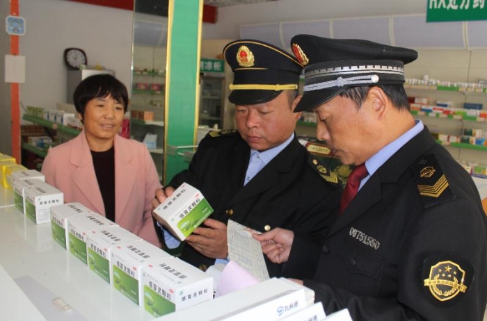 圖為該局執(zhí)法人員在一藥店進(jìn)行執(zhí)法檢查。