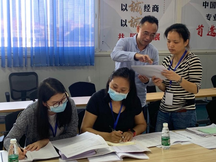 圖1：參訓檢查員在查看企業(yè)相關文件。中國食品藥品網(wǎng)記者 張丹攝
