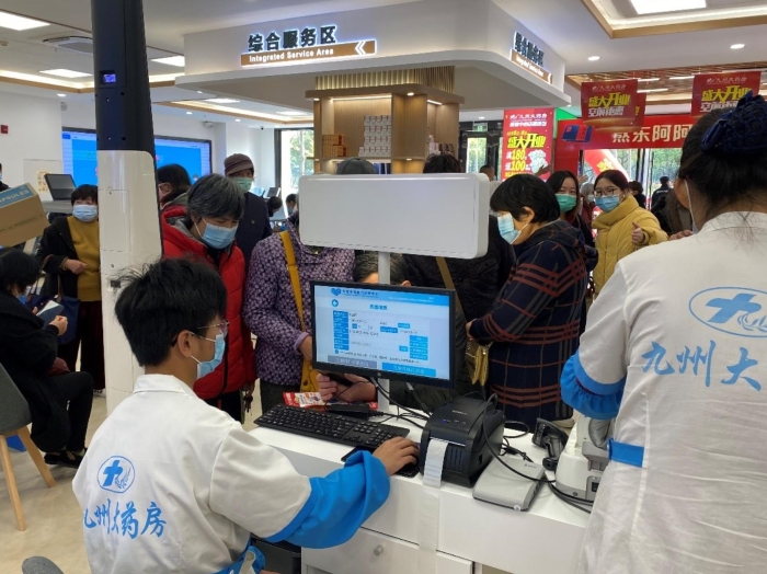 MMC健康便利店——眼底病變預警體驗市民排隊檢測。