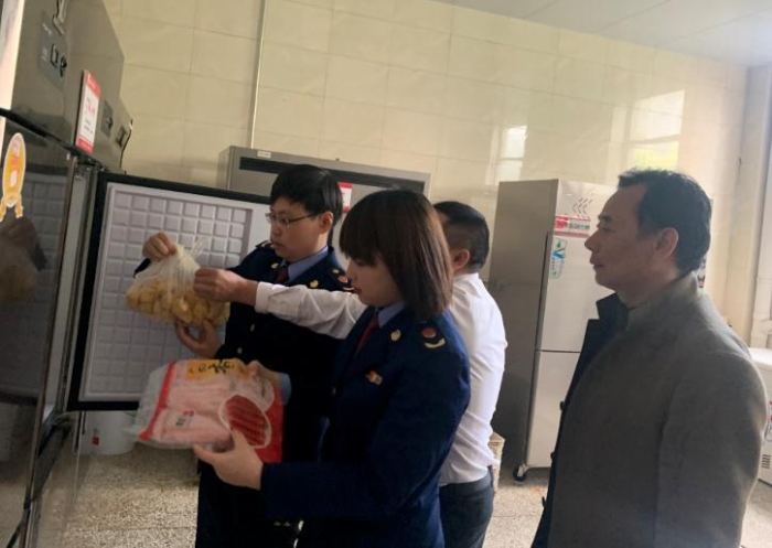 圖為該局執(zhí)法人員檢查學(xué)校食堂食品原料。