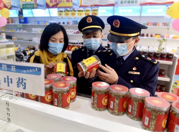 圖為該局馬鞍街道執(zhí)法人員在一家藥店檢查中藥飲片銷售情況。