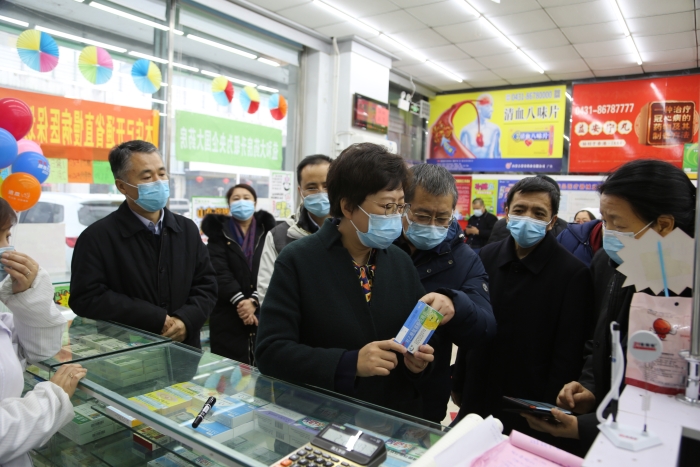 圖2為吉林省藥監(jiān)局局長(zhǎng)劉寶芳帶隊(duì)檢查零售藥店”一退兩抗“防疫藥品銷售監(jiān)測(cè)情況。