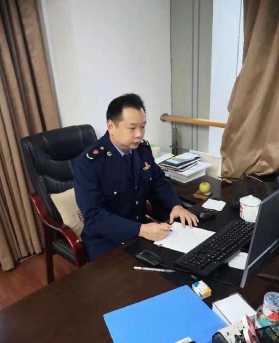 韓剛毅，現(xiàn)為溫州市市場(chǎng)監(jiān)管局藥品認(rèn)證檢查中心主任，從2003年開(kāi)始從事醫(yī)療器械監(jiān)管工作，國(guó)家級(jí)第四批醫(yī)療器械檢查員。