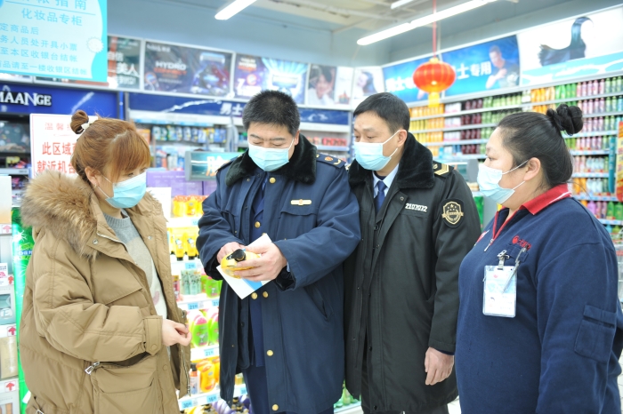 遼寧錦州 開(kāi)展節(jié)前化妝品安全檢查  圖為該局工作人員在錦州大潤(rùn)發(fā)古塔店化妝品專柜進(jìn)行檢查_(kāi)7264 (1)