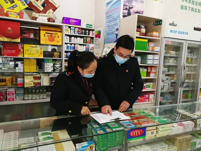 圖為鷹潭市市場(chǎng)監(jiān)管局執(zhí)法人員正在核對(duì)藥品零售企業(yè)銷售發(fā)熱、止咳等藥品的實(shí)名登記記錄