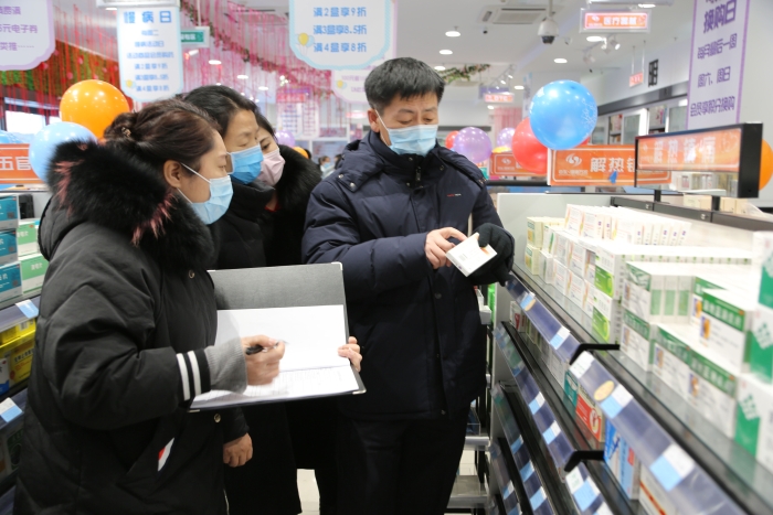 圖為督導(dǎo)檢查組在長春市經(jīng)開區(qū)檢查藥店”一退兩抗“藥品銷售監(jiān)測情況。