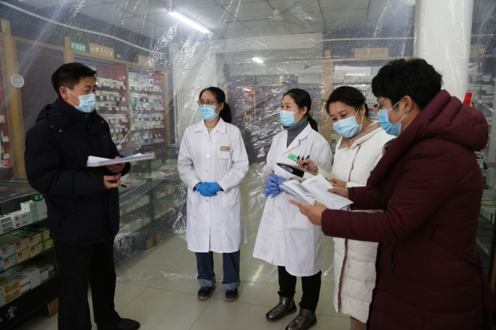 圖為督導(dǎo)檢查組在長春市汽開區(qū)檢查藥店疫情防控工作。