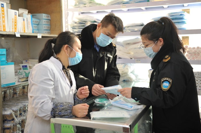 遼寧錦州 開展節(jié)前醫(yī)療器械安全檢查  圖為該局工作人員在一家醫(yī)療器械經(jīng)營企業(yè)進(jìn)行防疫物資檢查。_7319 (1)
