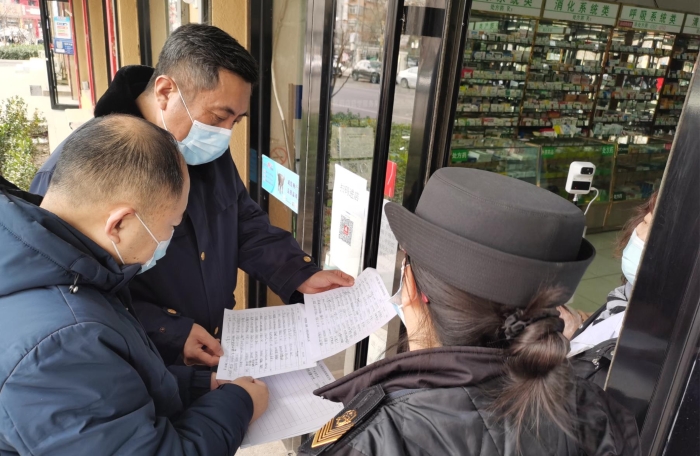 圖為石景山區(qū)市場(chǎng)監(jiān)管局檢查組在藥店檢查。 