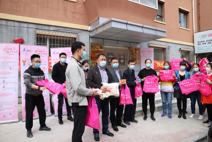 圖為吉林省藥監(jiān)局工作人員宣傳化妝品安全知識
