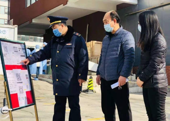 圖為昌平區(qū)市場監(jiān)管局執(zhí)法人員檢查一家核酸檢測機構(gòu)收費情況。