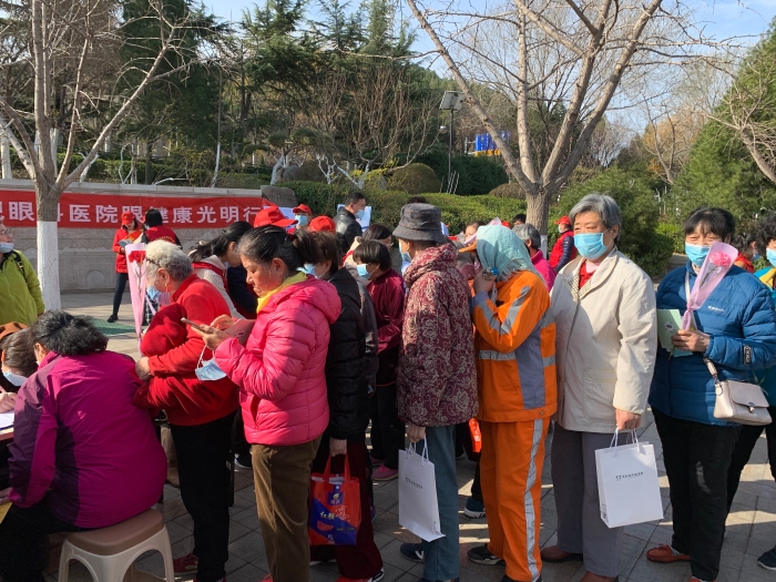 圖為社區(qū)居民排隊參加義診活動。