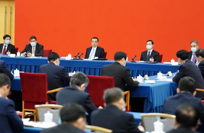 3月6日，中共中央政治局常委、國(guó)務(wù)院總理李克強(qiáng)看望出席全國(guó)政協(xié)十三屆四次會(huì)議的經(jīng)濟(jì)界委員并參加討論。新華社記者 燕雁 攝