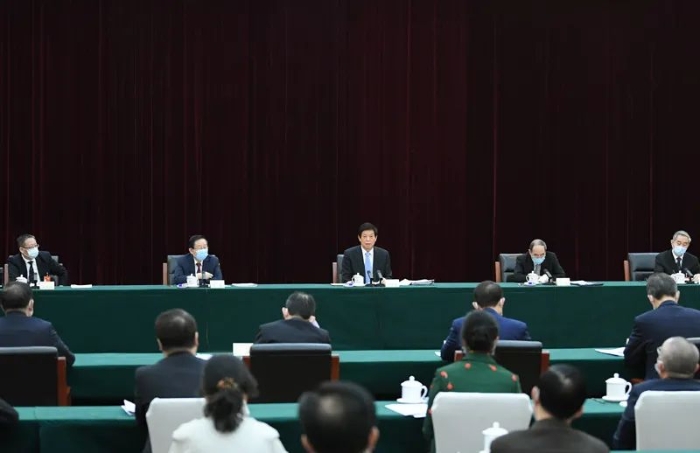 3月6日，中共中央政治局常委、全國(guó)人大常委會(huì)委員長(zhǎng)栗戰(zhàn)書看望出席全國(guó)政協(xié)十三屆四次會(huì)議的致公黨、僑聯(lián)、對(duì)外友好界委員并參加討論。新華社記者 申宏 攝