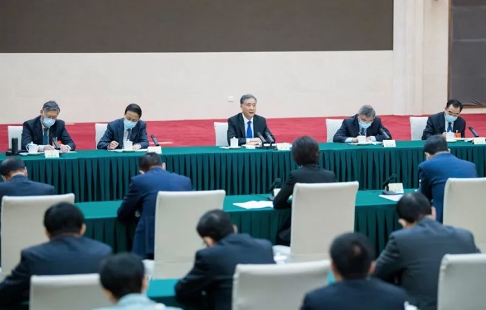 3月6日，中共中央政治局常委、全國(guó)政協(xié)主席汪洋看望出席全國(guó)政協(xié)十三屆四次會(huì)議的民進(jìn)、九三學(xué)社界委員并參加討論。新華社記者 高潔 攝