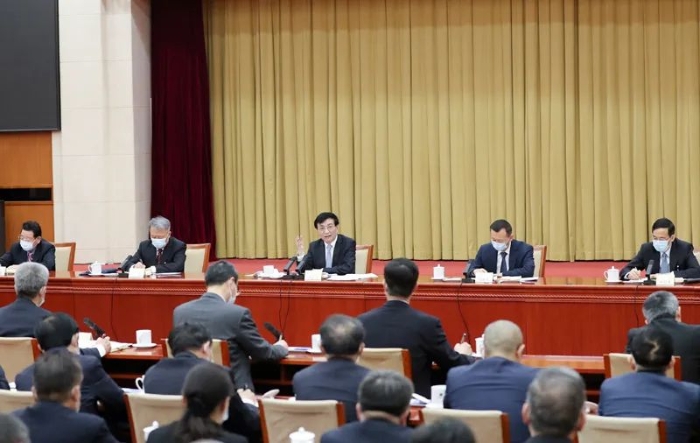 3月6日，中共中央政治局常委、中央書記處書記王滬寧看望出席全國(guó)政協(xié)十三屆四次會(huì)議的社會(huì)科學(xué)界委員并參加討論。新華社記者 丁海濤 攝