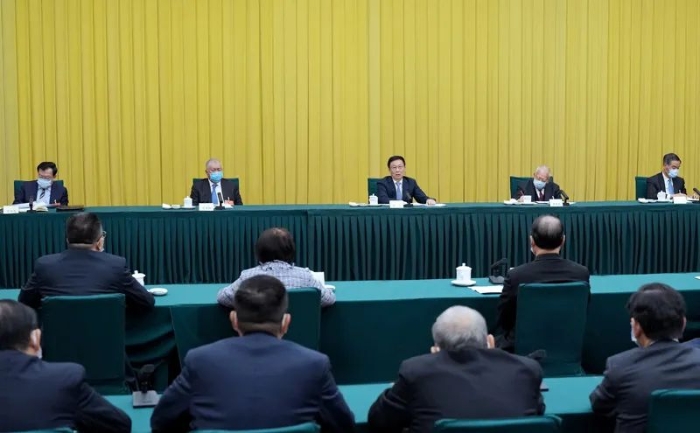 3月6日，中共中央政治局常委、國(guó)務(wù)院副總理韓正看望出席全國(guó)政協(xié)十三屆四次會(huì)議的港澳地區(qū)全國(guó)政協(xié)委員并參加討論。新華社記者 劉彬 攝