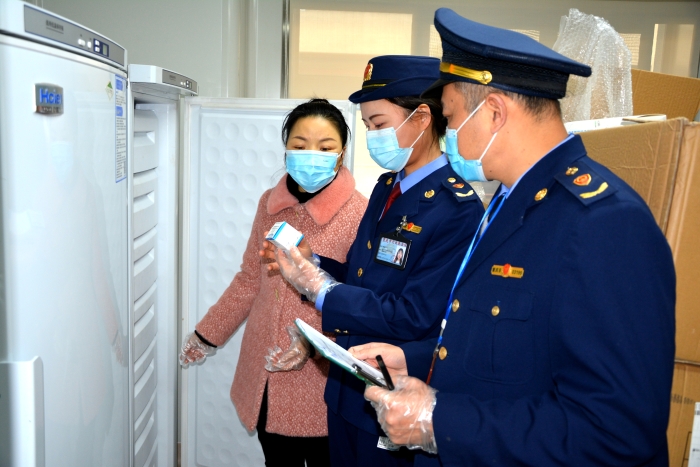 圖為執(zhí)法人員在一家醫(yī)療機構(gòu)檢查新冠病毒檢測試劑儲存情況。