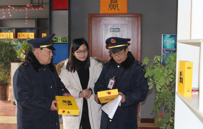 圖為該局執(zhí)法人員在一保健食品專賣店進(jìn)行執(zhí)法檢查。