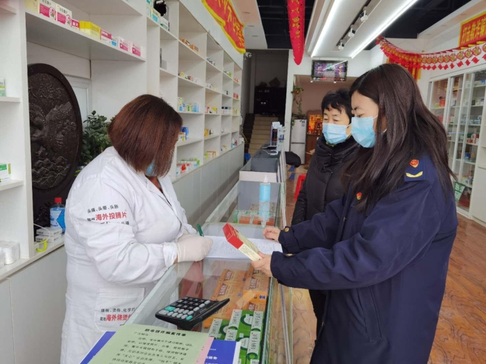 圖為執(zhí)法人員檢查藥店藥品進(jìn)貨渠道、采購、儲(chǔ)存等重點(diǎn)環(huán)節(jié)。
