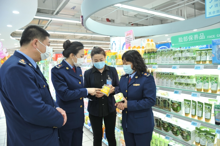 圖為該局工作人員在大型商超化妝品專柜進行檢查。