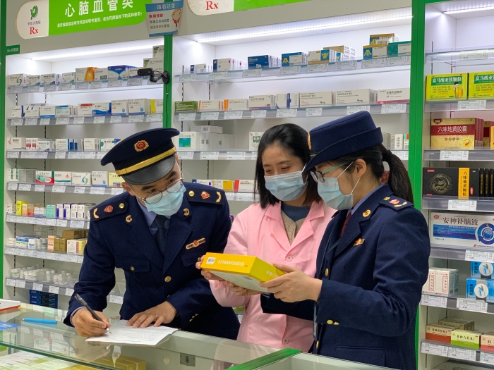 圖為該分局執(zhí)法人員對相關(guān)藥品銷售情況進(jìn)行核查。