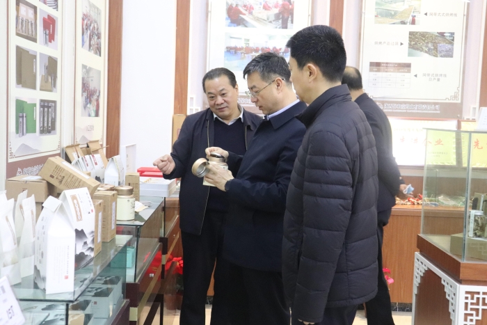 圖為調(diào)研組在企業(yè)產(chǎn)品展覽室了解中藥材開發(fā)等情況。