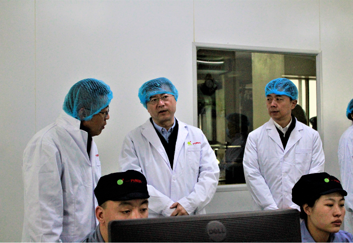 圖為調(diào)研組在企業(yè)生產(chǎn)車間了解企業(yè)生產(chǎn)情況。