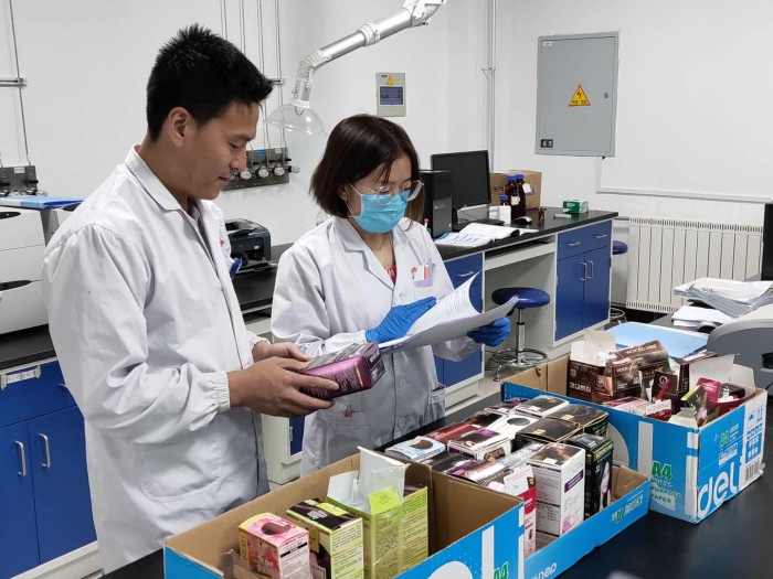 圖為實(shí)驗(yàn)人員正在開展化妝品檢驗(yàn)工作。（郭凱寧攝）