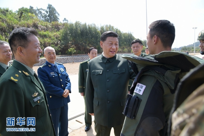 3月24日，中共中央總書記、國(guó)家主席、中央軍委主席習(xí)近平到武警第二機(jī)動(dòng)總隊(duì)視察。這是習(xí)近平察看部隊(duì)訓(xùn)練情況?！⌒氯A社記者 李剛 攝