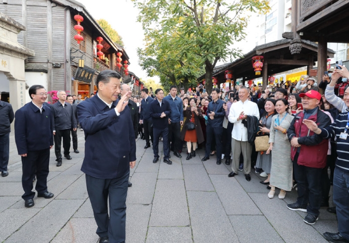 3月22日至25日，中共中央總書記、國家主席、中央軍委主席習近平在福建考察。這是24日下午，習近平在福州三坊七巷歷史文化街區(qū)考察時，向游客和市民招手致意。新華社記者 鞠鵬 攝