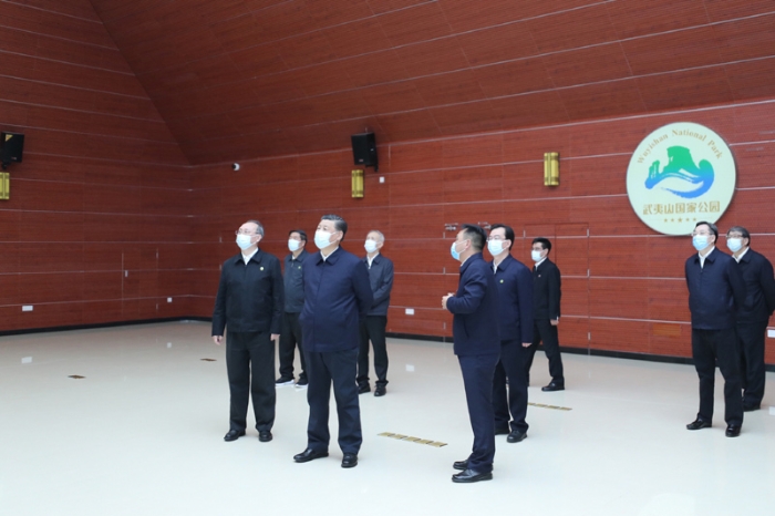 3月22日至25日，中共中央總書記、國家主席、中央軍委主席習近平在福建考察。這是22日下午，習近平在南平武夷山國家公園智慧管理中心，察看智慧管理平臺運行情況。新華社記者 鞠鵬 攝