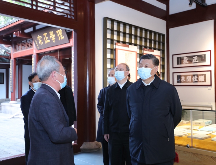 3月22日至25日，中共中央總書記、國家主席、中央軍委主席習近平在福建考察。這是22日下午，習近平在南平武夷山朱熹園，了解朱熹生平及理學研究等情況。新華社記者 鞠鵬 攝