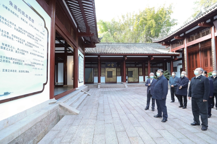 3月22日至25日，中共中央總書記、國家主席、中央軍委主席習近平在福建考察。這是22日下午，習近平在南平武夷山朱熹園，了解朱熹生平及理學研究等情況。新華社記者鞠鵬 攝