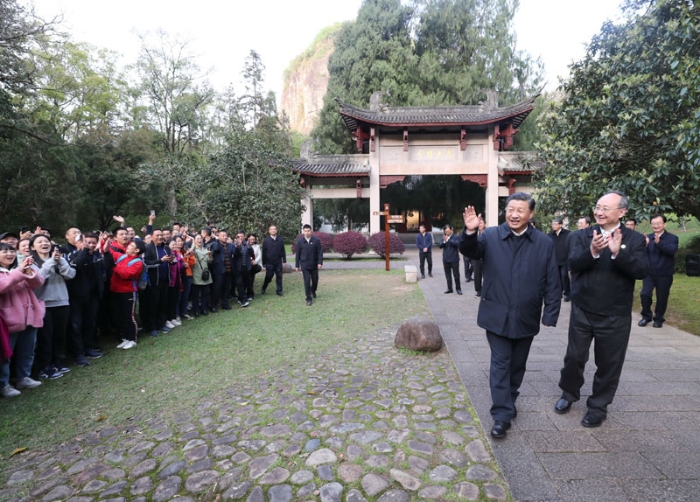 3月22日至25日，中共中央總書記、國家主席、中央軍委主席習近平在福建考察。這是22日下午，習近平在南平武夷山朱熹園考察時，向游客招手致意。新華社記者 王曄 攝