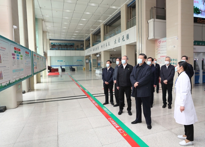 3月22日至25日，中共中央總書記、國家主席、中央軍委主席習近平在福建考察。這是23日上午，習近平在三明沙縣總醫(yī)院住院樓一層大廳，聽取醫(yī)改情況介紹。新華社記者 王曄 攝