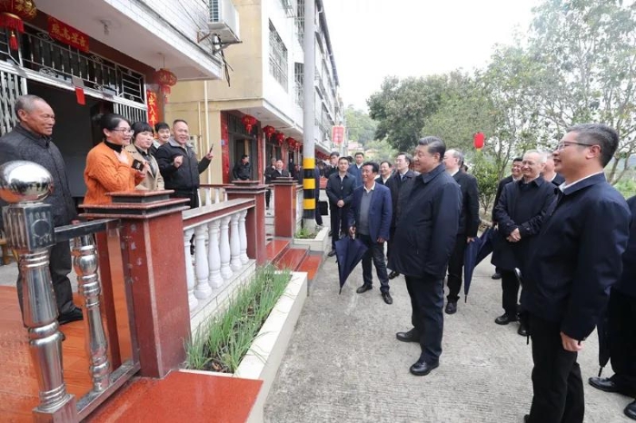 3月22日至25日，中共中央總書記、國家主席、中央軍委主席習近平在福建考察。這是23日下午，習近平在三明沙縣夏茂鎮(zhèn)俞邦村考察時，同村民親切交流。新華社記者 王曄 攝