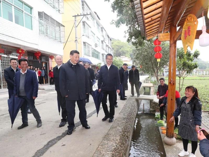 3月22日至25日，中共中央總書記、國家主席、中央軍委主席習近平在福建考察。這是23日下午，習近平在三明沙縣夏茂鎮(zhèn)俞邦村考察時，同村民親切交流。新華社記者王曄 攝