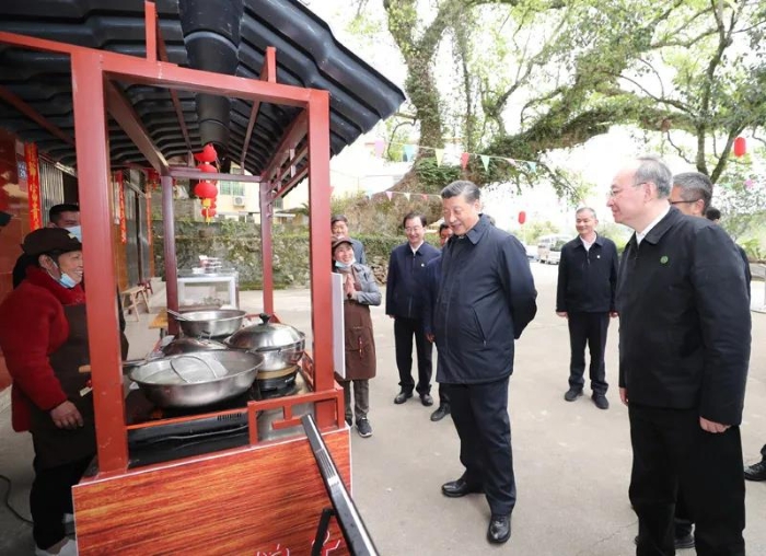 3月22日至25日，中共中央總書記、國家主席、中央軍委主席習近平在福建考察。這是23日下午，習近平在三明沙縣夏茂鎮(zhèn)俞邦村考察時，在小吃攤邊同鄉(xiāng)親們親切交談。新華社記者 王曄 攝