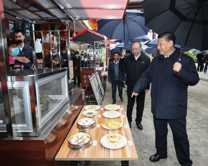 3月22日至25日，中共中央總書記、國家主席、中央軍委主席習近平在福建考察。這是23日下午，習近平在三明沙縣夏茂鎮(zhèn)俞邦村考察時，在小吃攤邊同鄉(xiāng)親們親切交談。新華社記者 鞠鵬 攝