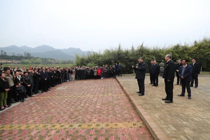 3月22日至25日，中共中央總書記、國家主席、中央軍委主席習近平在福建考察。這是23日下午，習近平在三明沙縣夏茂鎮(zhèn)俞邦村考察時，同鄉(xiāng)親們親切交流。新華社記者 王曄 攝