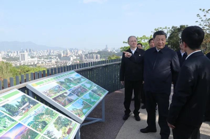 3月22日至25日，中共中央總書記、國家主席、中央軍委主席習近平在福建考察。這是24日下午，習近平在福州福山郊野公園觀景平臺，聽取城市生態(tài)公園規(guī)劃建設、城市水系綜合治理情況匯報。新華社記者 鞠鵬 攝